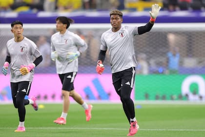 El arquero Zion Suzuki saluda a los hinchas japoneses que lo ovacionaron apenas pisó el césped en la entrada en calor Alex Slitz/Getty Images/AFP (Photo by Alex Slitz / GETTY IMAGES NORTH AMERICA / Getty Images via AFP)