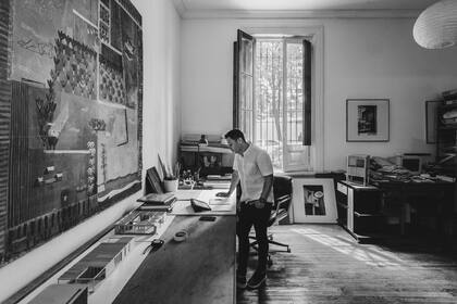 El arquitecto, académico e investigador Alejandro Borrachia en su estudio