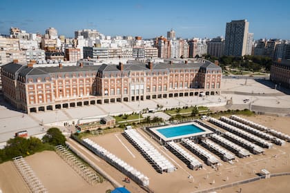 El arquitecto Alejandro Bustillo se inspiró en los edificios de la parisina Plaza Vendôme, con sus mansardas en pizarra negra, y le sumó elementos típicos de la ciudad como los frentes revestidos en piedra Mar del Plata y los vivos en ladrillo.
