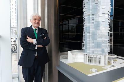 El arquitecto Carlos Ott diseñó el edificio Madero Harbour en el dique uno en el barrio más joven de Buenos Aires