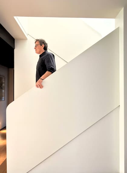 El arquitecto en su obra. La escalera, antes con boiserie oscura, fue demolida y hecha a nuevo.