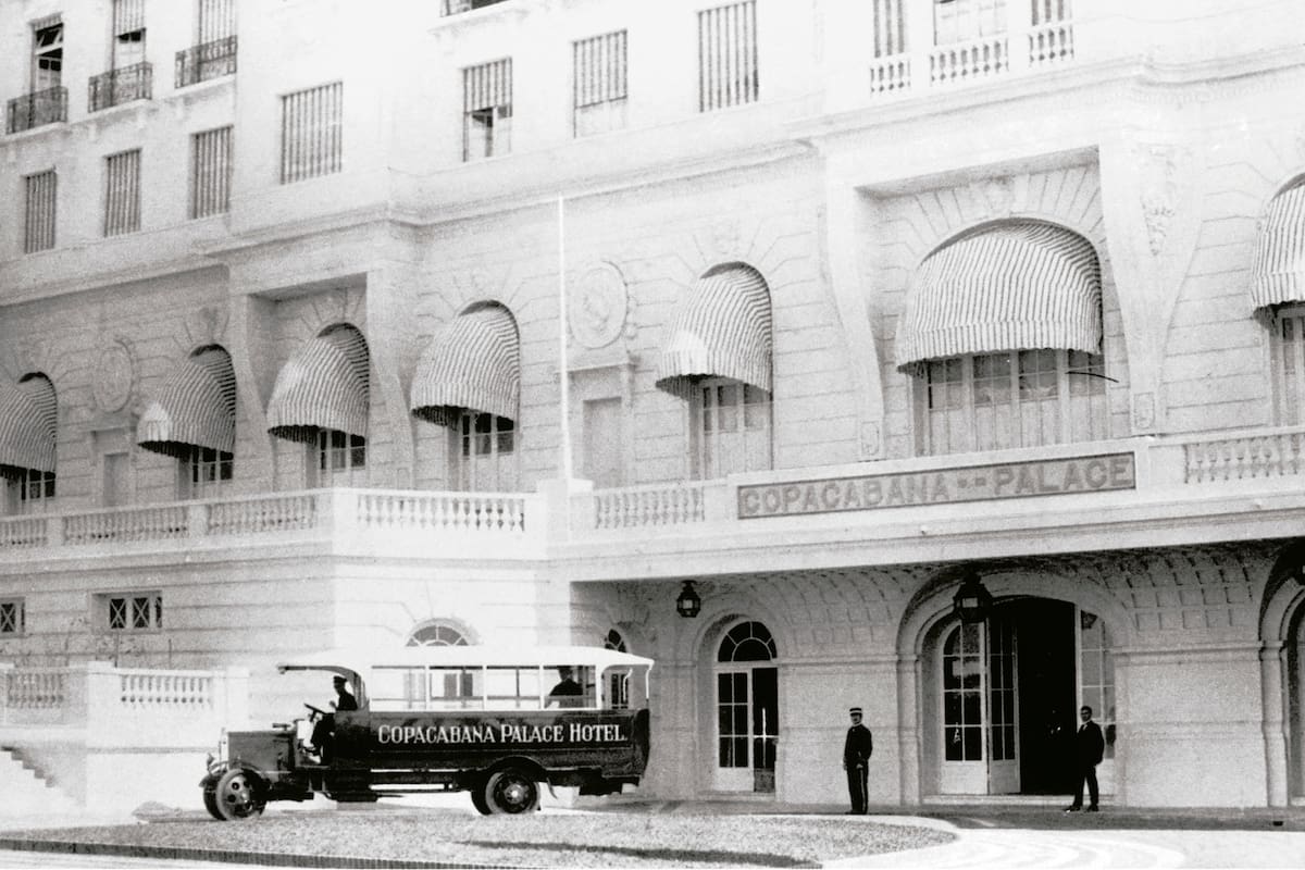 El arquitecto francés Joseph Gire estuvo a cargo de la construcción del hotel: importó los materiales de Europa, cristales de Bohemia, mármoles de Italia, muebles de Francia, tapices de Inglaterra y hasta el cemento de Alemania