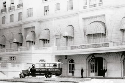 El arquitecto francés Joseph Gire estuvo a cargo de la construcción del hotel: importó los materiales de Europa, cristales de Bohemia, mármoles de Italia, muebles de Francia, tapices de Inglaterra y hasta el cemento de Alemania