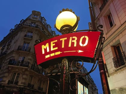 El arquitecto Hector Guimard es el autor de las bellas estaciones del metro de París.