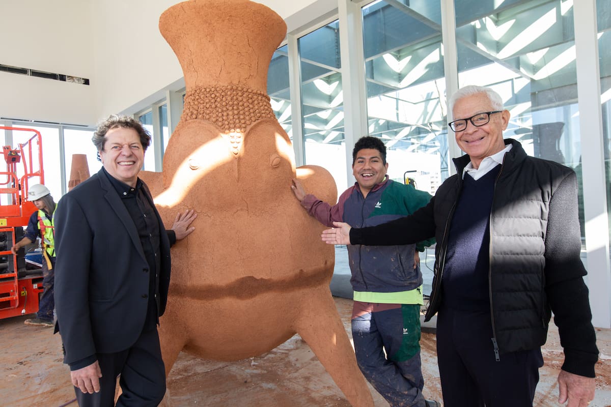 El arquitecto Juan Herreros, Gabriel Chaile y Eduardo Costantini con una de las obras que se exhibirán en Malba Puertos