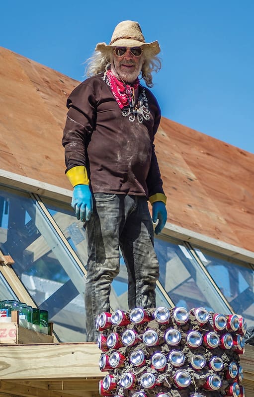 El arquitecto Michael Reynolds promueve la biotectura: construcciones sencillas y autosustentables, levantadas a mano con los materiales que ofrece la tierra