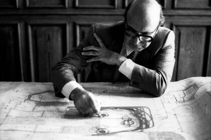 El arquitecto plasma sobre los planos una propuesta para la torre de Aerolíneas, hacia los años 70