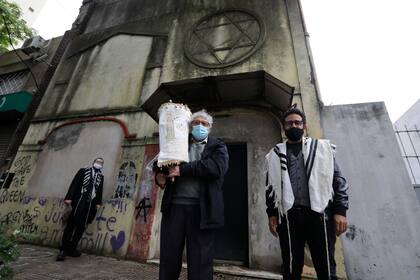 El arquitecto Rafael Hugo Salama, a su derecha, su colega, Kevin Dahab, que junto a otros arquitectos van a refaccionar el templo. Detrás de ellos, el rabino, Shneor Mizrahi