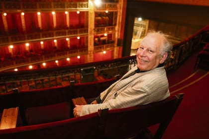El arquitecto y escenógrafo francés, ligado al trabajo de Peter Brook, asesora al Teatro Cervantes en la construcción de dos nuevas salas