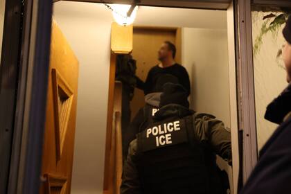 El arresto de empleadores es una accion poco común de ICE; Sin embargo, puede suceder bajos cargos de violar leyes federales al albergar y contratar a personas sin estatus legal