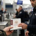 Pasaporte extranjero y el ICE: la combinación que alerta a migrantes indocumentados en aeropuertos