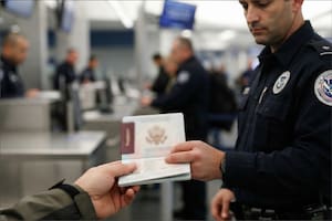 Pasaporte extranjero y el ICE: la combinación que alerta a migrantes indocumentados en aeropuertos