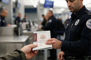 Pasaporte extranjero y el ICE: la combinación que alerta a migrantes indocumentados en aeropuertos