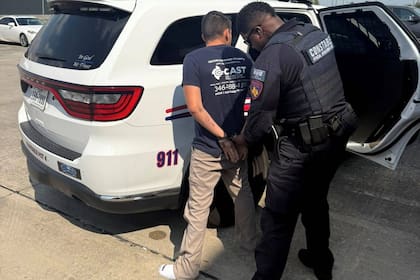 El arresto ocurrió durante una parada de tránsito, el sospechoso llevaba placas de papel falsas en su auto