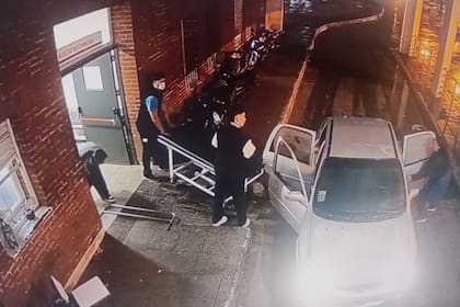 El arribo a la guardia del hospital de uno de los asaltantes del suboficial de la Policía Federal