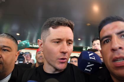 El arribo de Herrera a Ezeiza para sumarse a Boca; el español generó mucha atención de los medios.