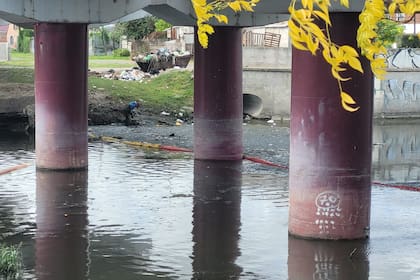 El arroyo El Gato, donde se vierten los líquidos cloacales que luego derivan al Río de la Plata