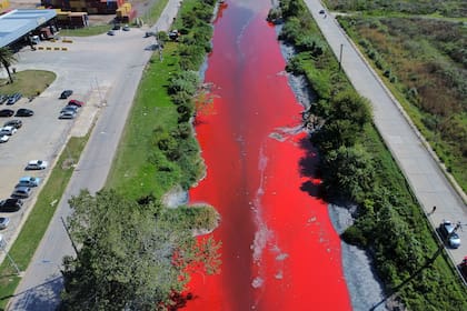 El arroyo Sarandí, en Avellaneda, también apareció teñido de rojo hace un tiempo