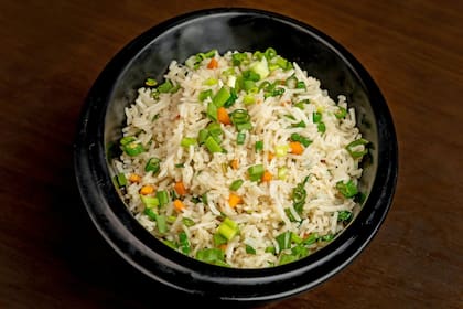 El arroz blanco es un alimento básico en la dieta, que puede servirse como plato principal o guarnición
