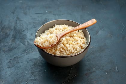 El arroz bomba es la variedad que el chef elige por su capacidad para absorber líquidos (Imagen ilustrativa: Freepik)