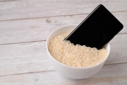 El arroz no ayuda a eliminar la humedad de un teléfono mojado significativamente, según los expertos