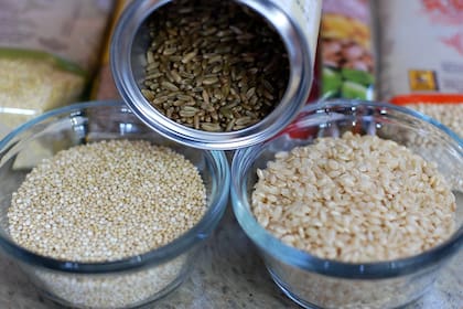 El arroz, particularmente el blanco, suele contener una cantidad más elevada de carbohidratos en comparación con la quinoa (Foto ilustrativa: PIXABAY)