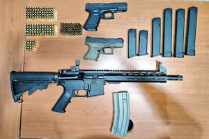 El arsenal encontrado en el lugar donde detuvieron a dos personas por el crimen del fiscal en Ecuador