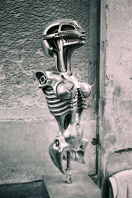El arte biomecánico característico de Giger: pintaba al aerógrafo personajes y escenas a medio camino entre los fantástico y el horror, e integraba la anatomía humana y el dibujo industrial