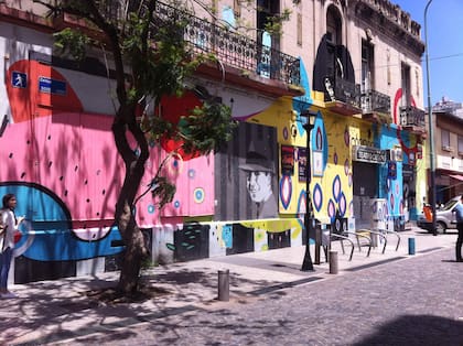 El arte callejero pinta el barrio de nuevos y vibrantes colores que cuentan historias antiguas y modernas
