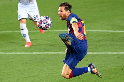 El arte de Messi en el aire, para controlar una pelota.