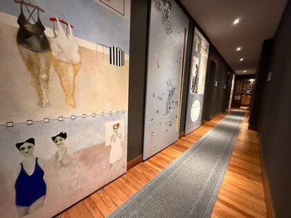 El arte está presente en los pasillos de La Vieja Hostería