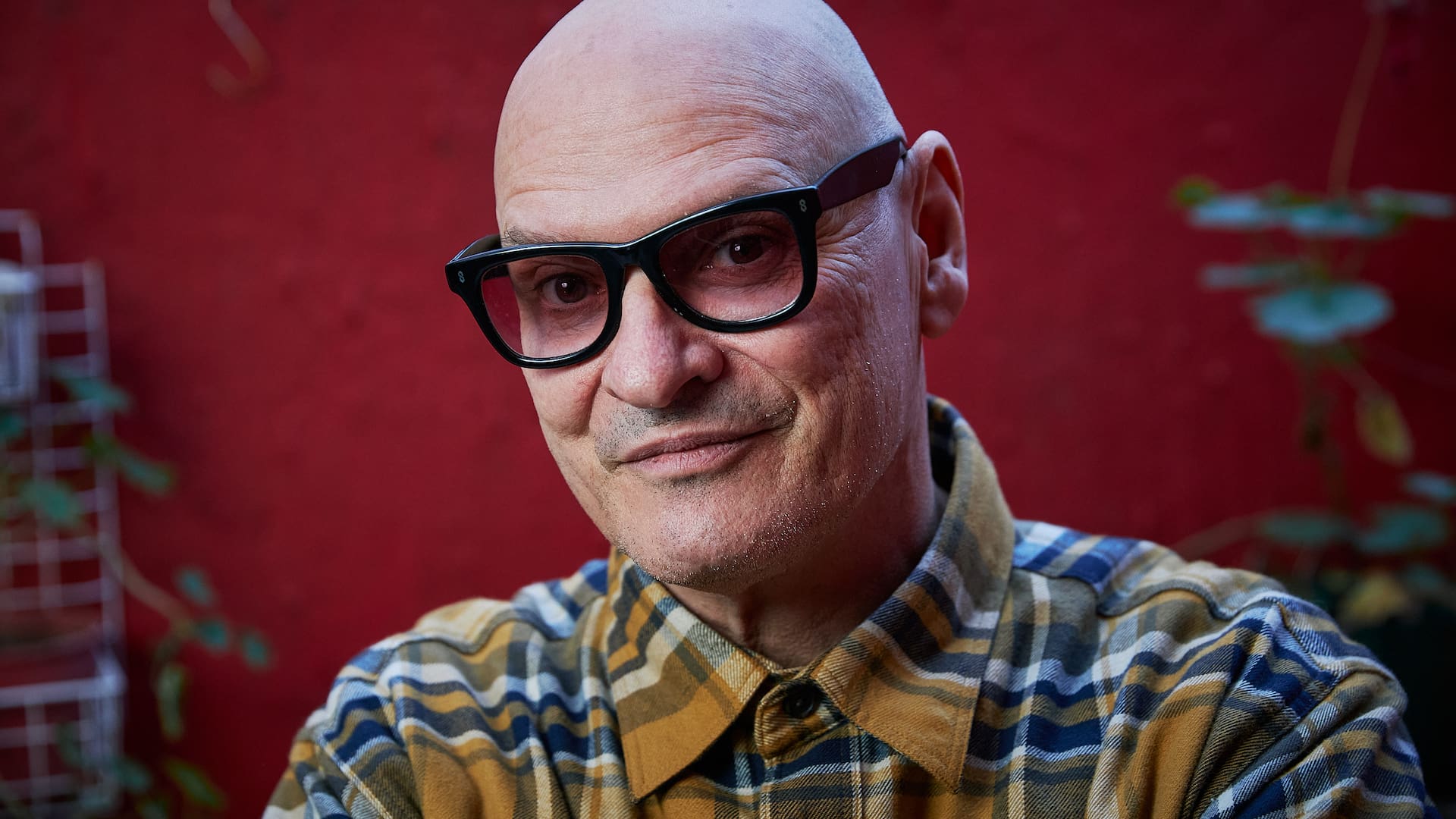 "El arte me drena la cabeza"; histriónico y multifacético, el actor, dramaturgo, director y artista plástico Carlos Belloso destaca el valor emocional de su actividad