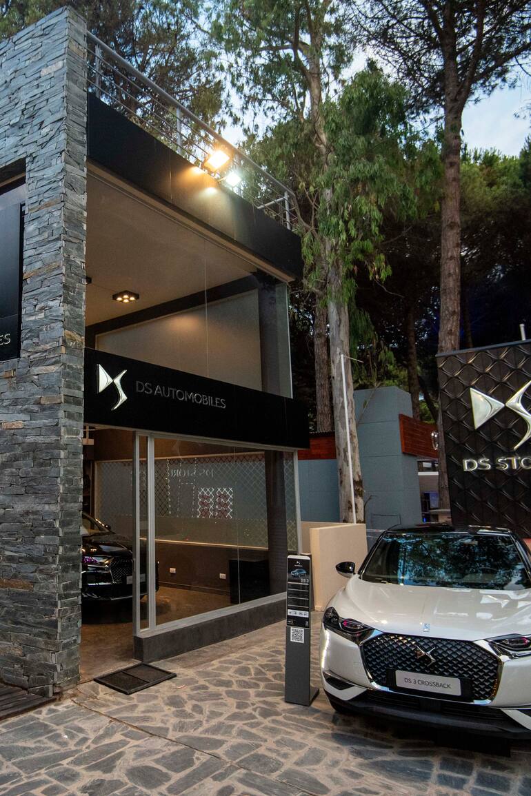 El arte y los autos de lujo se conjugan en el DS Concept Store Cariló
