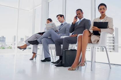 El artículo de Harvard propone abandonar la corbata y los tacos altos