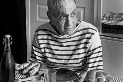El artista argentino Ricardo Martínez Paz, emulando a Pablo Picasso.