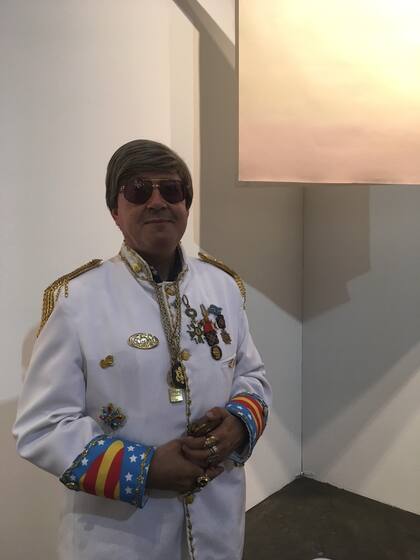 El artista Benito Laren, que esta semana inaugurará una muestra en Casa Faena, con obras de Sol Pochat exhibidas por la galería Hilo