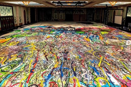 El artista británico Sacha Jafri está a tan solo tres días de terminar la obra sobre lienzo más grande de la historia, en un hotel de Dubai (Instagram)
