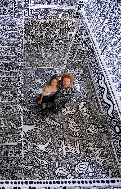 El artista británico Sam Cox, también conocido como Mr Doodle, con su esposa Alena, en la Doodle House, una mansión de 12 habitaciones que fue cubierta, por dentro y por fuera, con los característicos garabatos monocromáticos dibujados a mano por él.