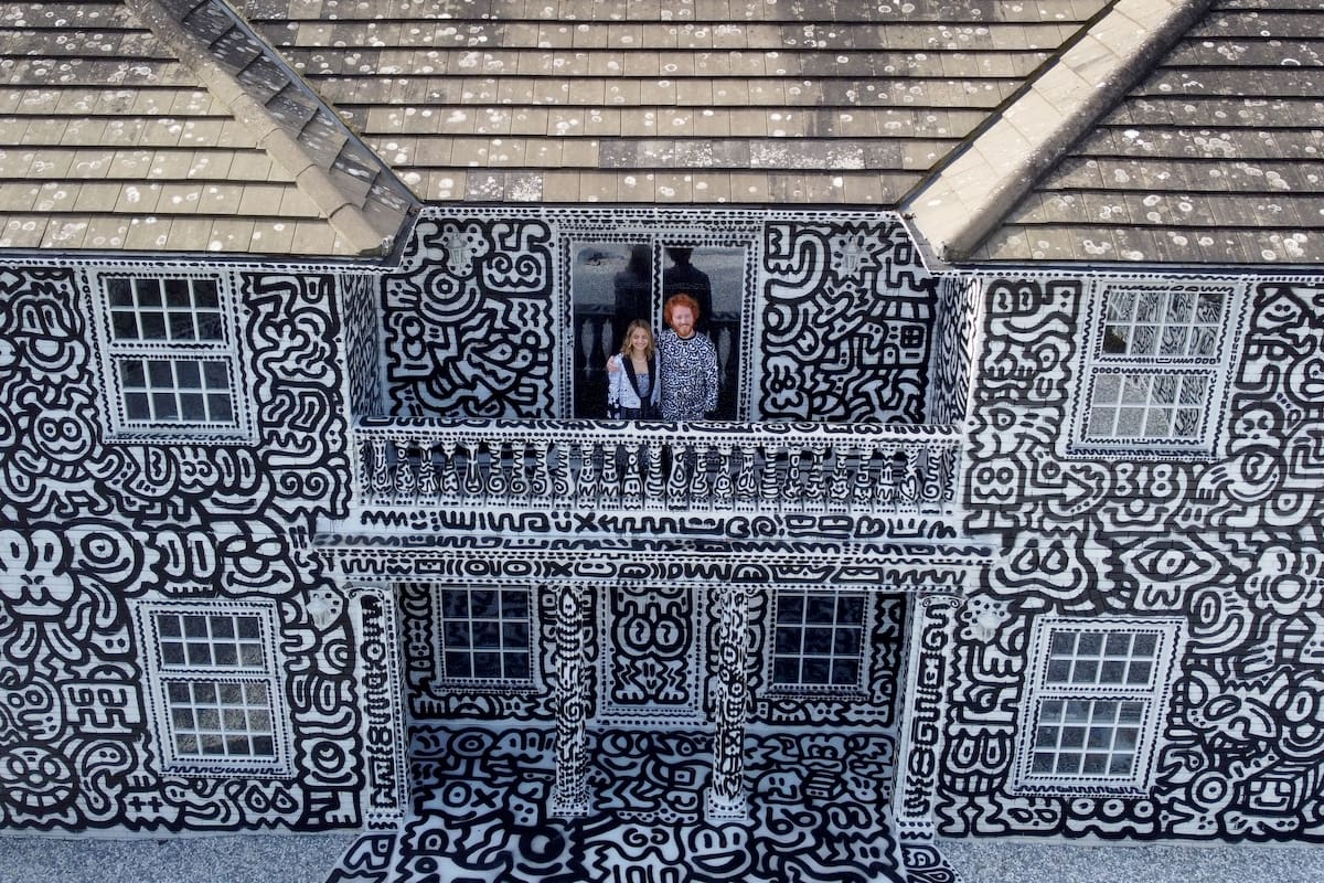 El artista británico Sam Cox, también conocido como Mr Doodle, con su esposa Alena, enla Doodle House, una mansión de 12 habitaciones con el sello del artista