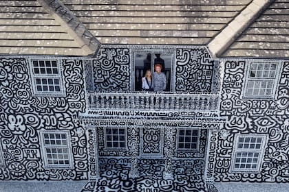 El artista británico Sam Cox, también conocido como Mr Doodle, con su esposa Alena, enla Doodle House, una mansión de 12 habitaciones con el sello del artista