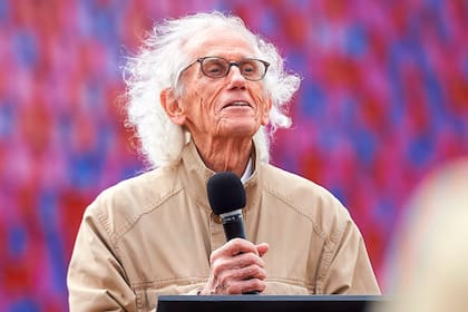 El artista búlgaro Christo habla mientas da a conocer su obra en el lago Serpentine en Hyde Park, en Londres