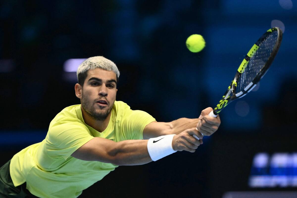 El artista: Carlos Alcaraz se estira "a lo Djokovic" durante el triunfo sobre Felix Auger-Aliassime