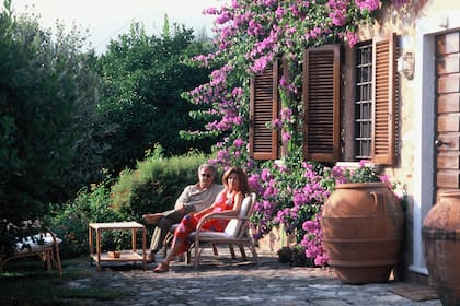 El artista colombiano Fernando Botero y la artista griega Sophia Vari en su casa el 23 de julio de 1995 en Pietrasanta, Toscana, Italia.