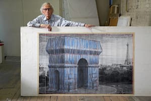 El artista con un dibujo preparatorio de la intervención, en 2019