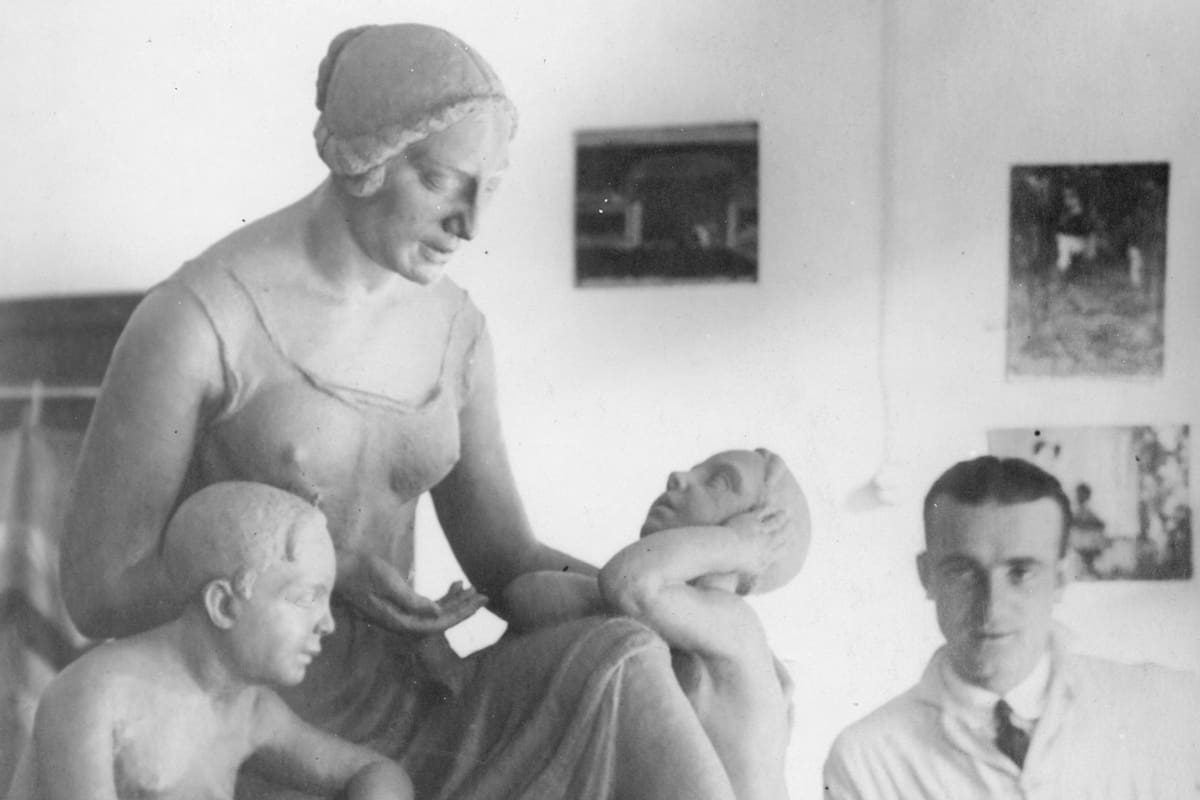 El artista con una de sus tempranas esculturas figurativas