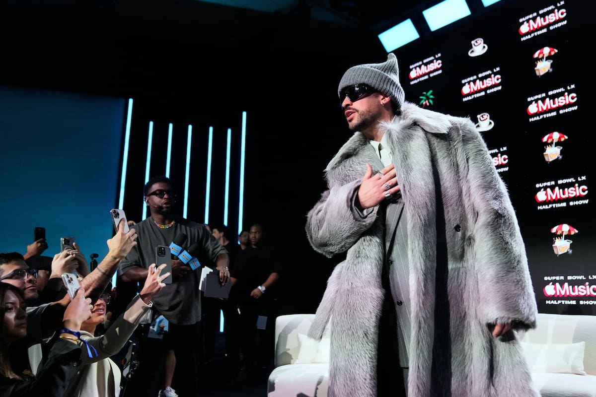 El artista del espectáculo de medio tiempo del Super Bowl LX de Apple Music, Bad Bunny, habla con el público después de una conferencia de prensa, el jueves 5 de febrero de 2026, en San Francisco, antes delSuper Bowl 60 de la NFL entre los Seahawks de Seattle y los Patriots de Nueva Inglaterra. (Foto AP/Godofredo A. Vásquez)
