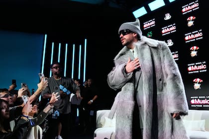El artista del espectáculo de medio tiempo del Super Bowl LX de Apple Music, Bad Bunny, habla con el público después de una conferencia de prensa, el jueves 5 de febrero de 2026, en San Francisco, antes delSuper Bowl 60 de la NFL entre los Seahawks de Seattle y los Patriots de Nueva Inglaterra. (Foto AP/Godofredo A. Vásquez)
