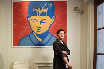 El artista Diego Roa hizo ruido con la serie de caras de niños que pintó primero en tachos de basura y luego en formato de cuadro