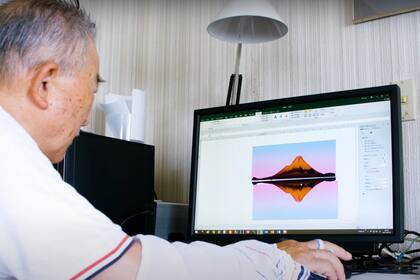 El artista digital de 73 años decidió desarrollar sus obras en Excel tras experimentar con la función Autoformas, una herramienta que, bajo una técnica especial, permite crear obras digitales tras combinar diversos objetos vectoriales
