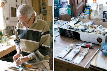 Carlos, dando vida a una obra con pequeñas piezas de madera.